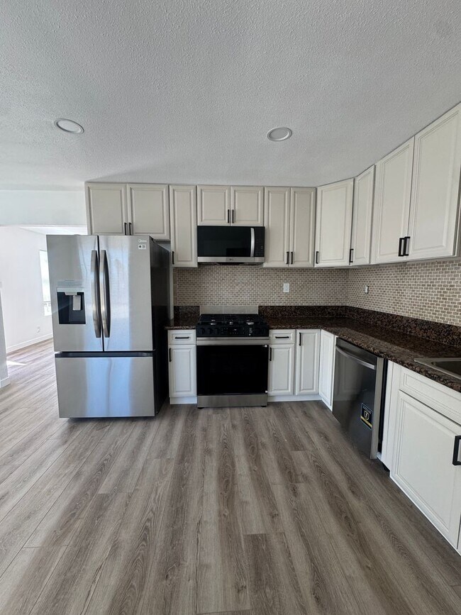 Building Photo - Fully remodeled