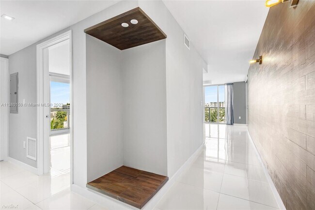 Building Photo - 2 br, 2 bath Condo - 9901 E Bay Harbor Dr