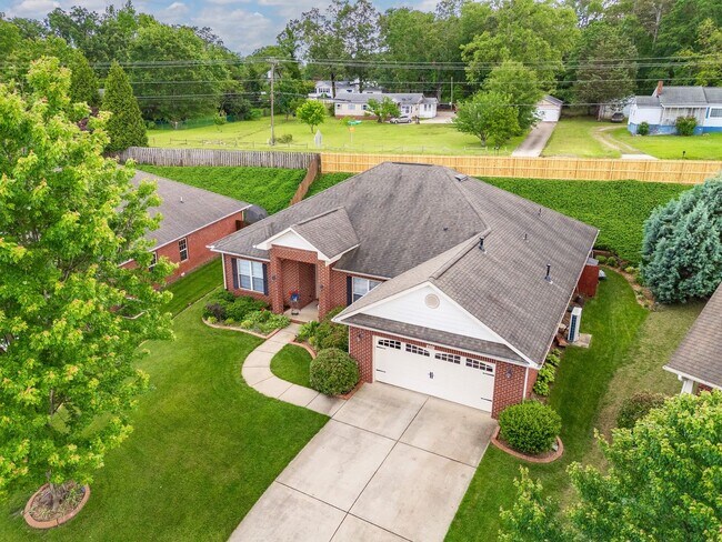 Building Photo - Spacious 4-Bedroom, 2 BA Ranch Home, 2 Car...