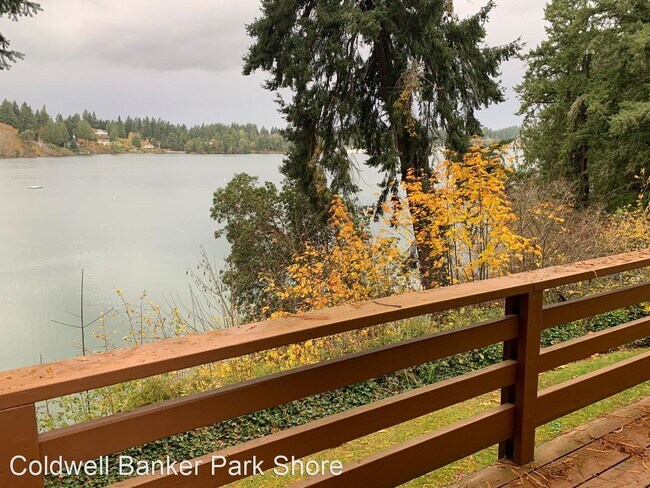 Foto del edificio - 3 br, 1 bath House - 2115 Phinney Bay Dr