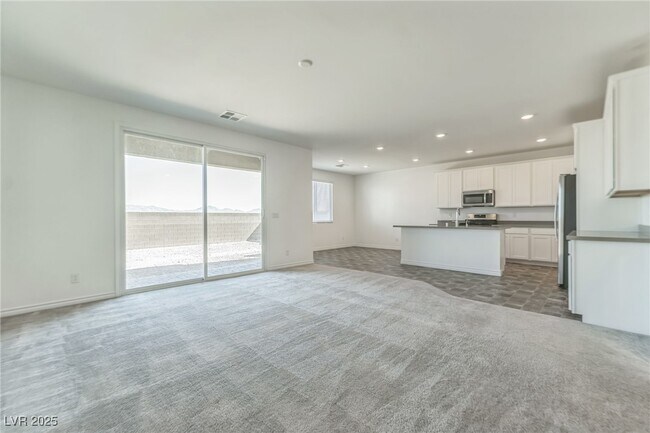 Foto del edificio - 6860 Chargehand Ave