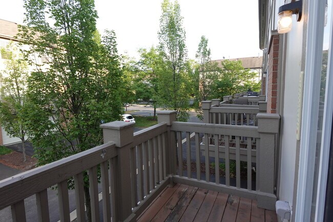 Foto del edificio - 1136 N Claremont Dr