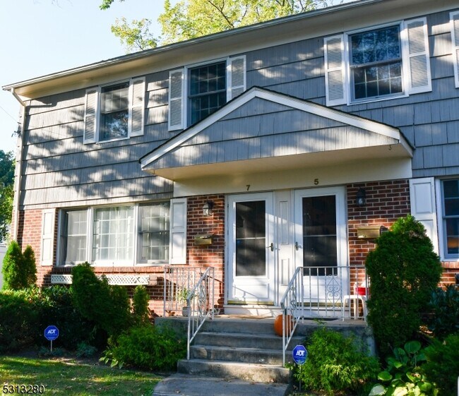 Building Photo - 7 Ashwood Ct