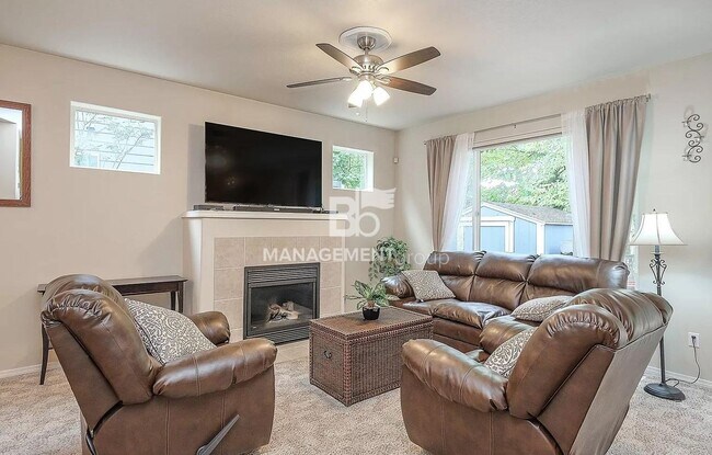 Building Photo - Beautifully Updated & Immaculately Maintai...