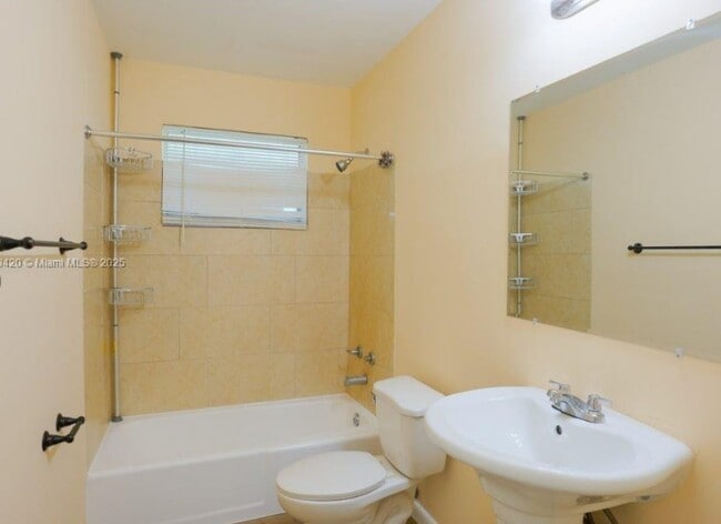 Foto del edificio - 135 NW 208th St