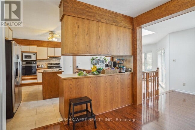 Building Photo - 65 Elizabeth Cres S
