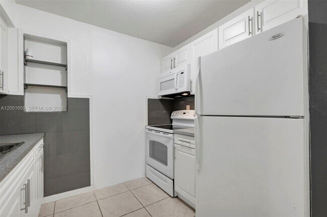Foto del edificio - 670 NE 130th St