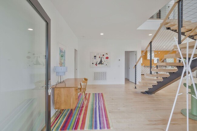 Foto del edificio - Custom-Built 4 Bed/ 2 Full + 2 Half Bath Modern Home at the base of Love Circle, Fully Furnished,...