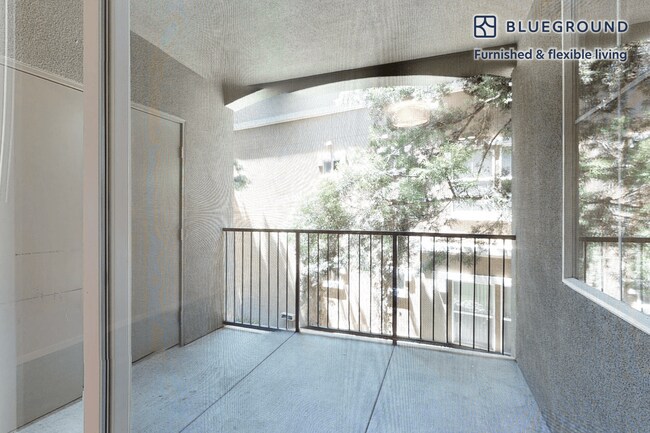 Foto del edificio - 121 Roble Rd