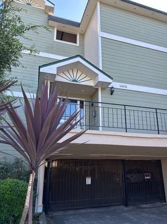 Building Photo - 1405 Oak Grove Ave