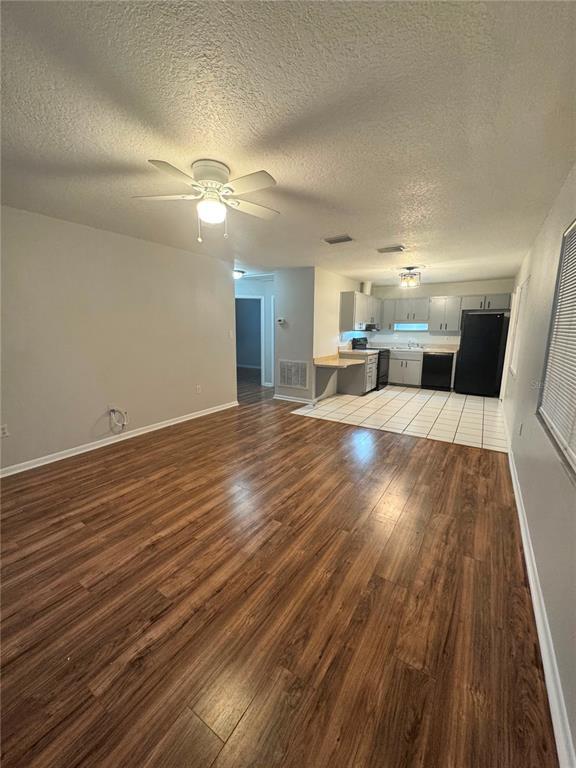 Foto del edificio - 2896 Meadow Lake Ave