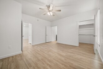 Building Photo - Willow Crossing Apartments