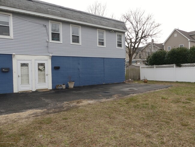 Building Photo - 706 1/2 Fletcher Lake Ave