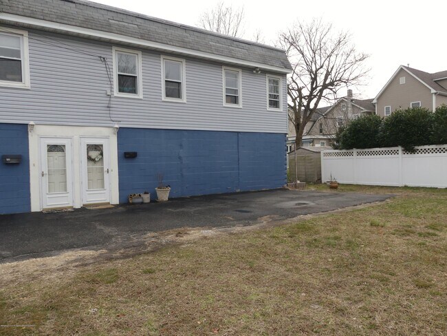 Foto del edificio - 706 1/2 Fletcher Lake Ave