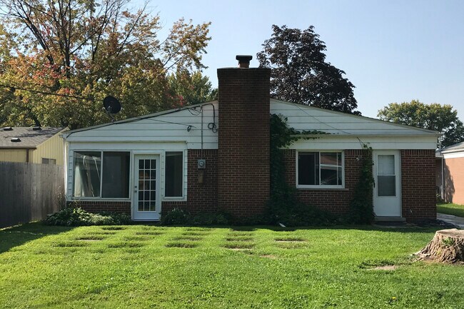 Back of house - nice large yard - 22523 Gordon
