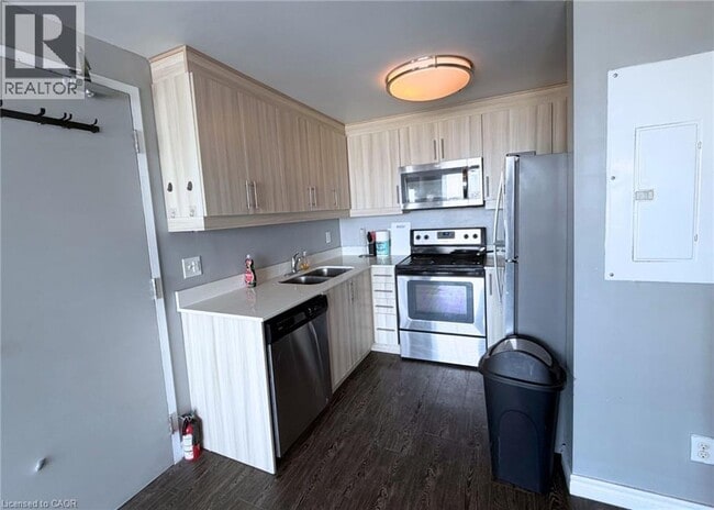 Building Photo - 158 King St N