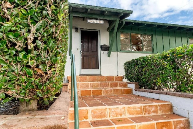 Building Photo - 5651 N Bryn Mawr St