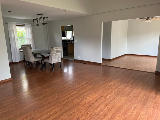Foto del edificio - 448 Hazelwood Ln