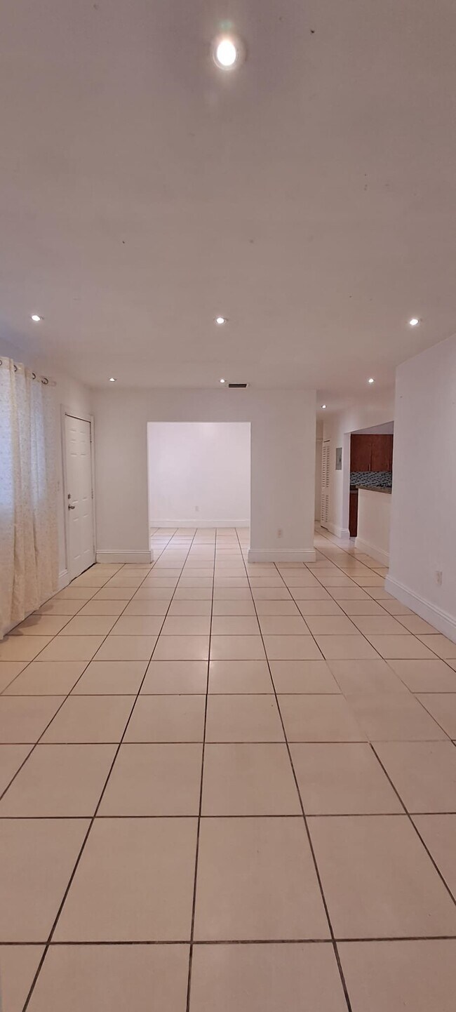 Foto del edificio - 3030 NW 68th St