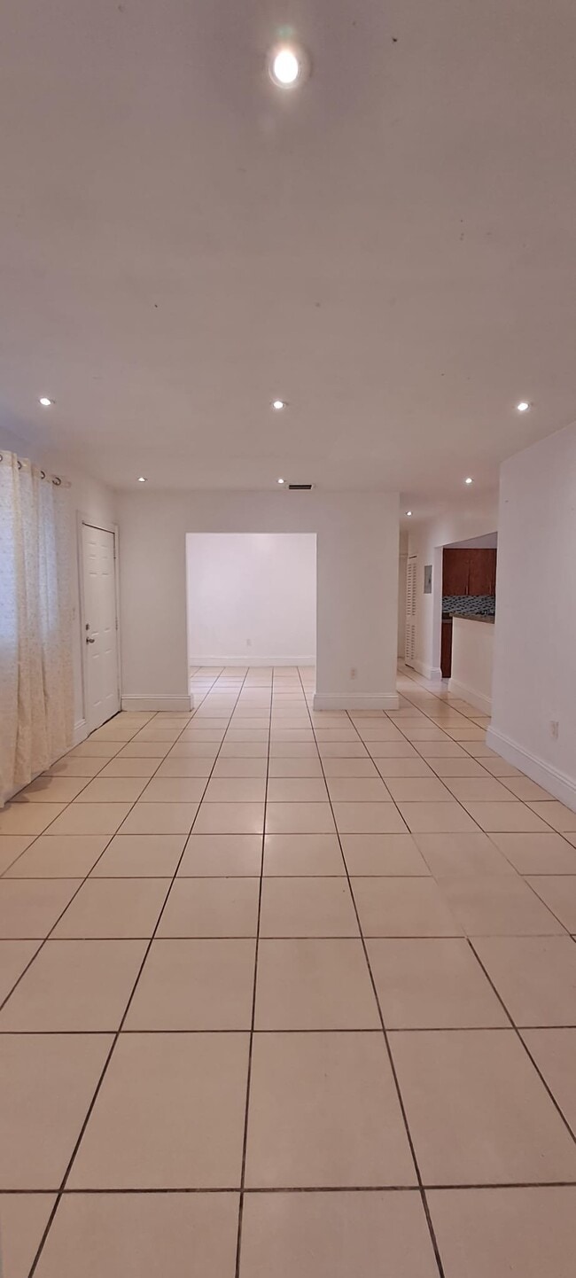 Photo - 3030 NW 68th St (Miami, FL) House