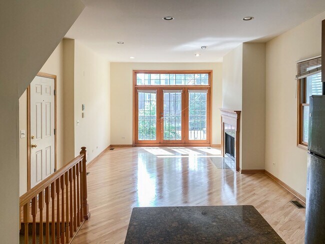 Foto del edificio - 2551 N Southport Ave