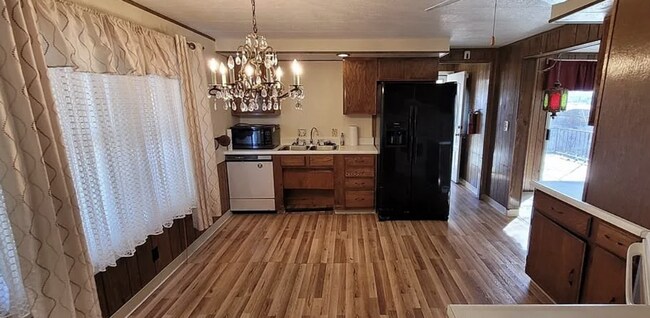 Foto del edificio - Charming 2-Bed Pueblo West Home with Vintage Character & Covered Parking