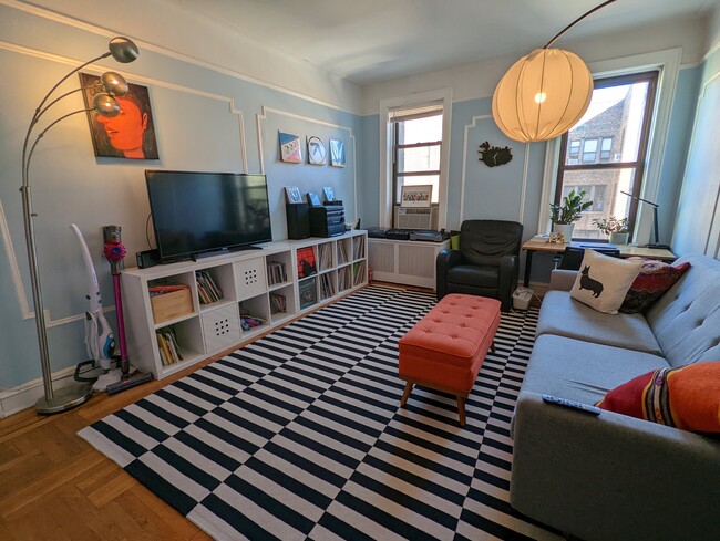 Building Photo - Bright, extra large 1 bed in Sunnyside