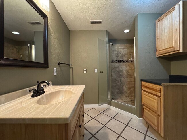 Building Photo - Bennington Home For Rent!