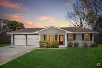 Building Photo - 5602 Hialeah Dr