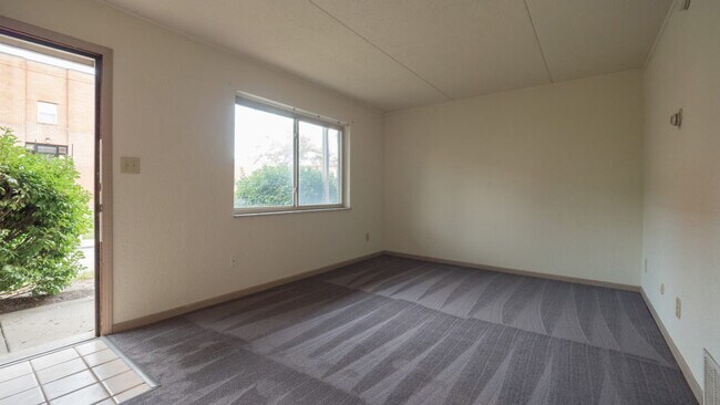 Livingroom - 2262 N High St