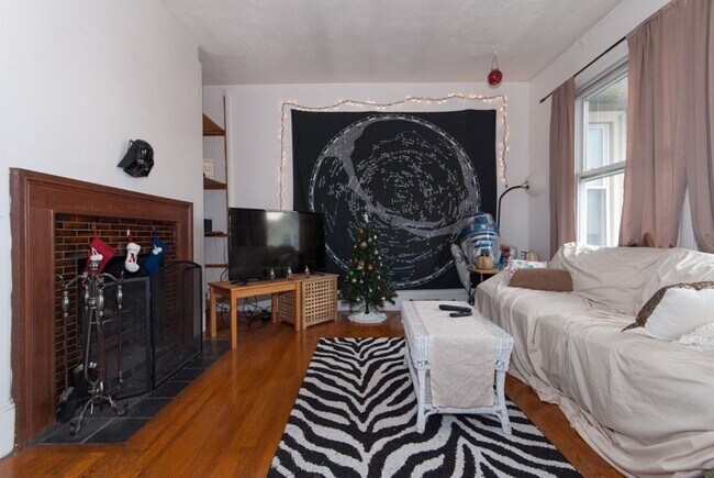 Foto del edificio - Sunny 2 Bed in Allston | Hardwood Floors | Dishwasher | 9/1