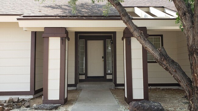 Foto del edificio - ONLY $2,550 PER MONTH FOR THIS SPACIOUS RANCH STYLE HOME -  2056 SQ FT / 3BDRM/2BATH/3GARAGE ON O...