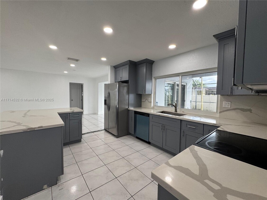 Foto principal - 9220 SW 54th St