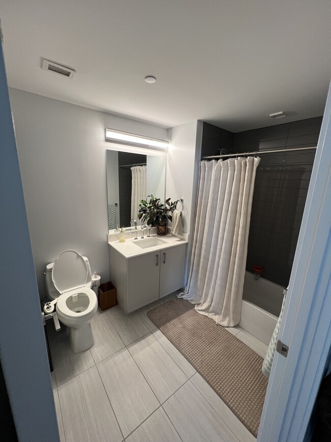 Hall bathroom with bathtub - 421 Atlantic St