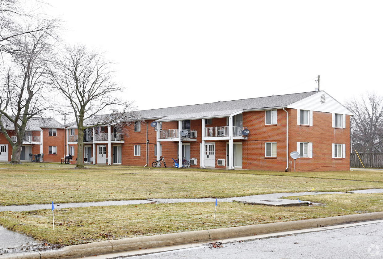 Building Photo - 1800 Queenswood Dr