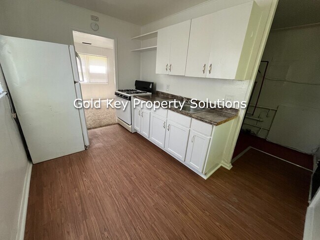 Building Photo - Updated 2 Bedroom/1 Bath with New Carpet a...