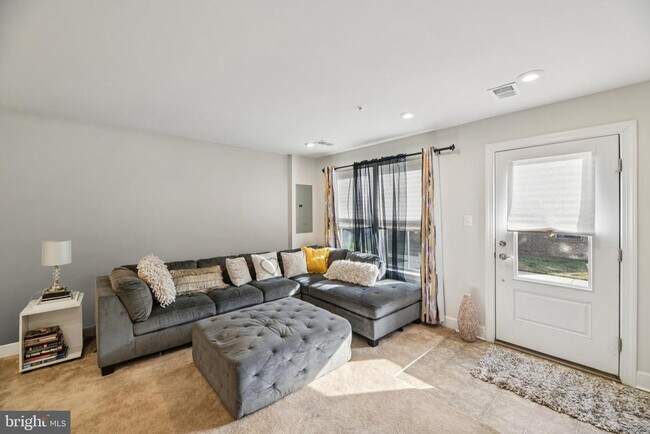 Building Photo - 251 Phoenix Dr