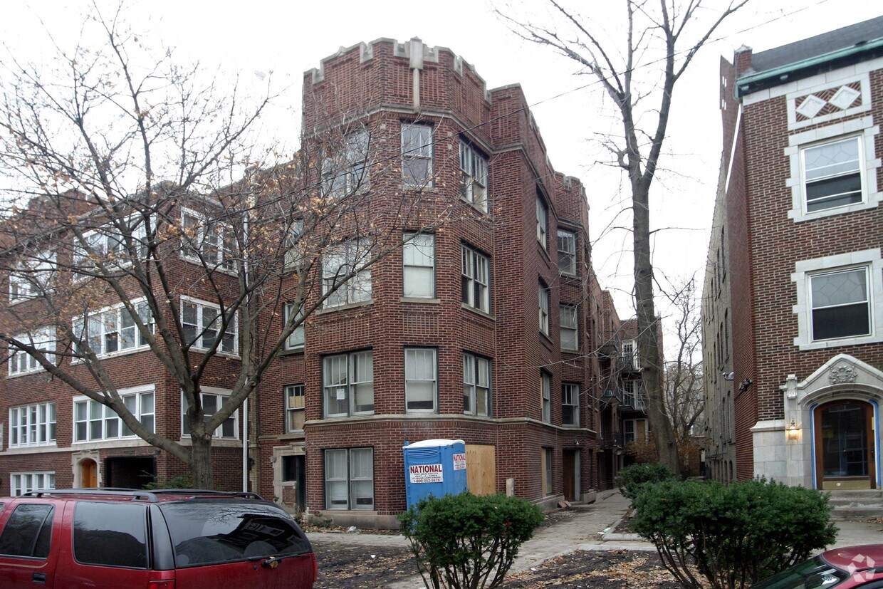 Foto principal - 1239-1241 W Jarvis Ave