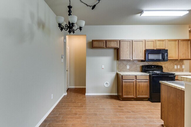 Foto del edificio - NICE 3 BEDROOM 2.5 BATH TOWNHOUSE LOCATED ...