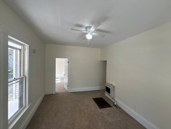 Building Photo - 1825 N Park Pl
