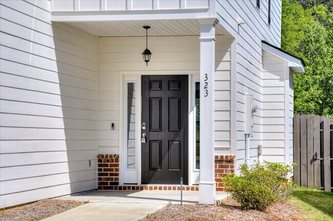 Foto del edificio - 323 Colonnades Dr