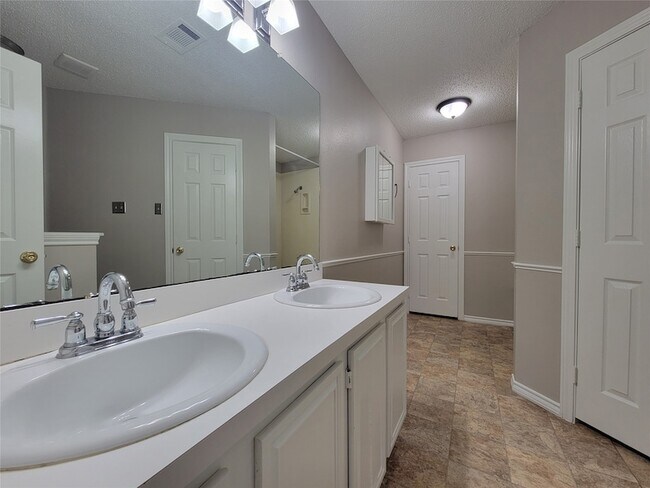 Building Photo - 8202 Quail Ct