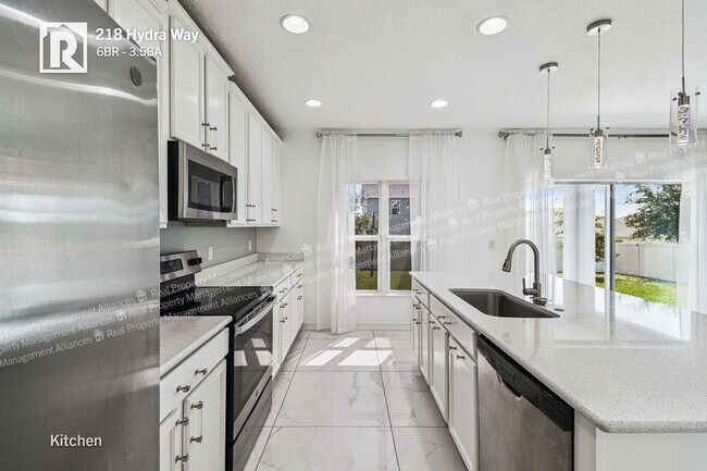 Building Photo - Spacious 6-Bedroom Home with Fenced Backya...