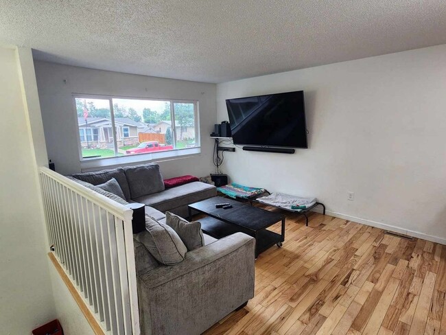Building Photo - Charming Home in Hudson