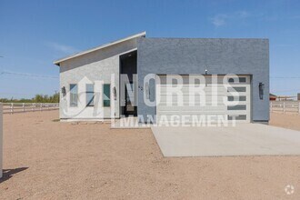 Building Photo - 4210 N Roble Cir