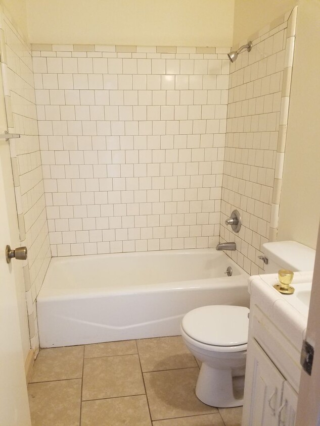 Foto principal - 2 Br 1 Ba available Now