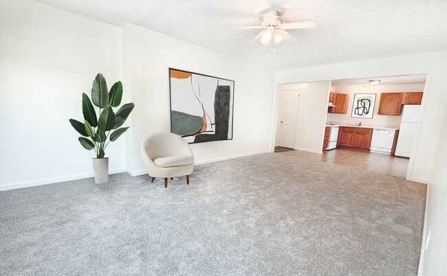 Living Room - Doe Ridge Apartments