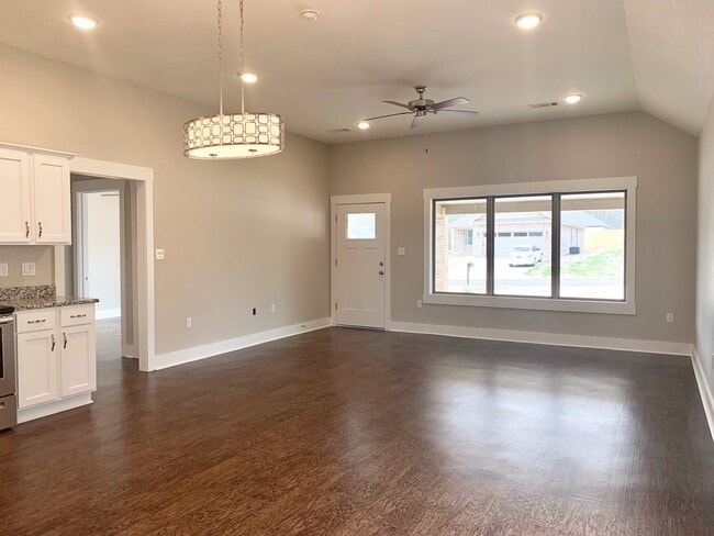 Building Photo - 312 Wolf Den Dr