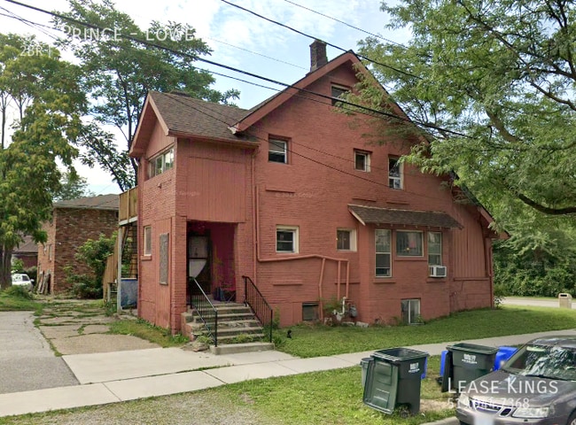 Building Photo - 2 Bed 1 Bath Lower Unit Close to Universit...