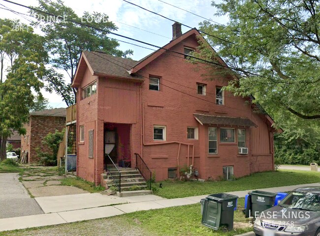 Photo du bâtiment - 2 Bed 1 Bath Lower Unit Close to Universit...